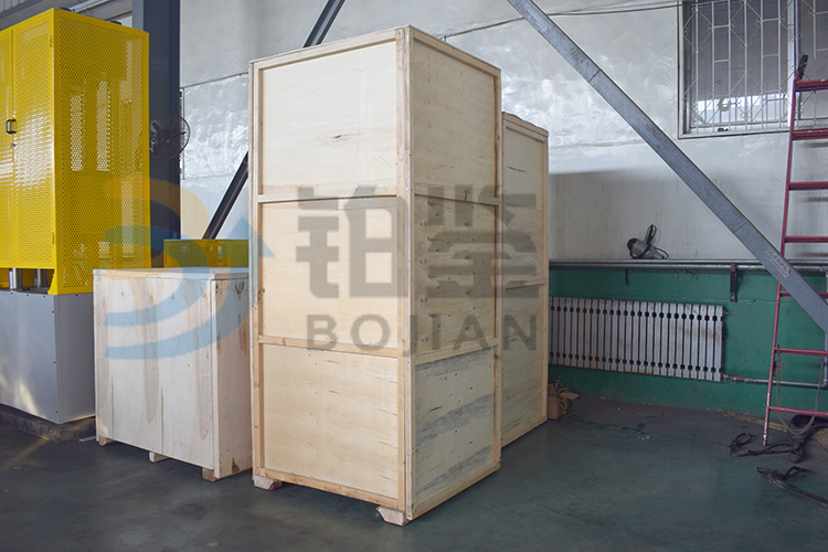 試驗(yàn)機(jī)車(chē)間打包.jpg 試驗(yàn)機(jī)車(chē)間打包.jpg